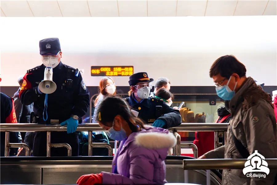 返京旅客下车后北京西站开辟专门绿色通道首趟离汉进京的旅客列车这是