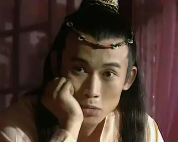 李玉湖坐着本该是杜冰雁的轿子来到了齐家大门.