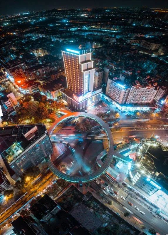 华灯初上有人拍下了这样的大沥你见过吗