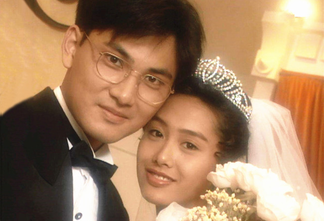 52岁林文龙近照,戴黑框眼镜梳大背头,担任亚视副总裁后越发有范