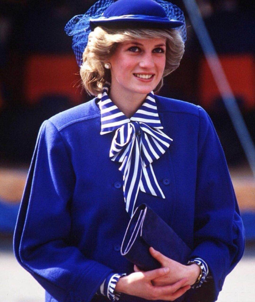 戴安娜王妃演绎皇室蓝魅力，跨越二十年的时尚，欧洲王室无人能及_腾讯新闻