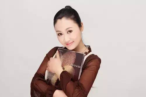 许亚玲用淮海戏向勇敢逆行的白衣天使们致敬