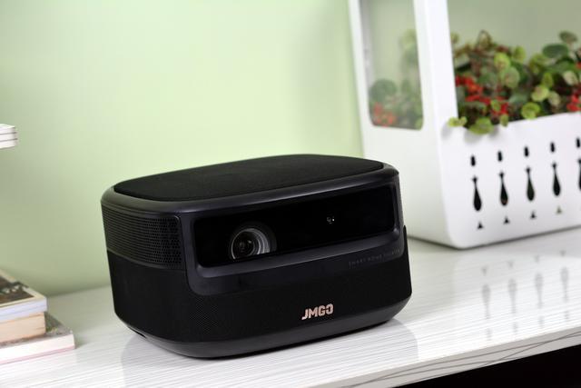 坚果v10新品开箱白天投射超过120寸比液晶电视好用吗