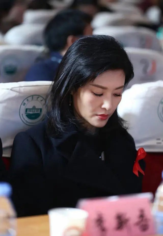 周涛20岁青春照曝光,脸没包装还有灵气,比很多女星都要漂亮!