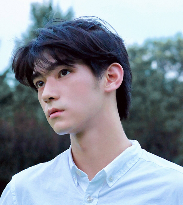 演技不输王凯,撞脸金城武,与王俊凯是同学,获赵薇认可的张家硕