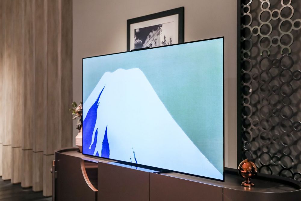 接着,区别于容易导致音画分离感的超薄屏幕分体设计,华为智慧屏x65的