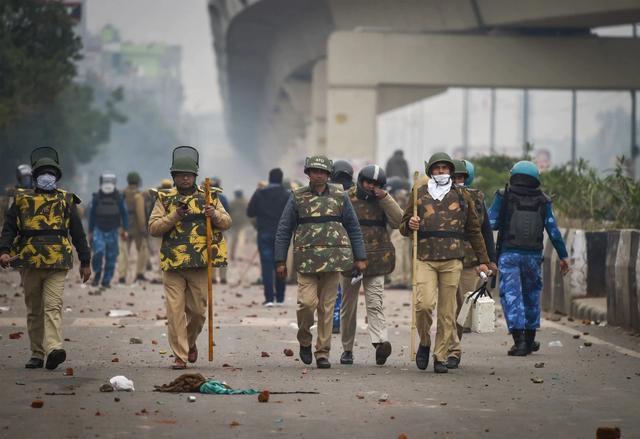 印度这枚王炸爆发了疫情蔓延引发内乱警察与平民打成一片