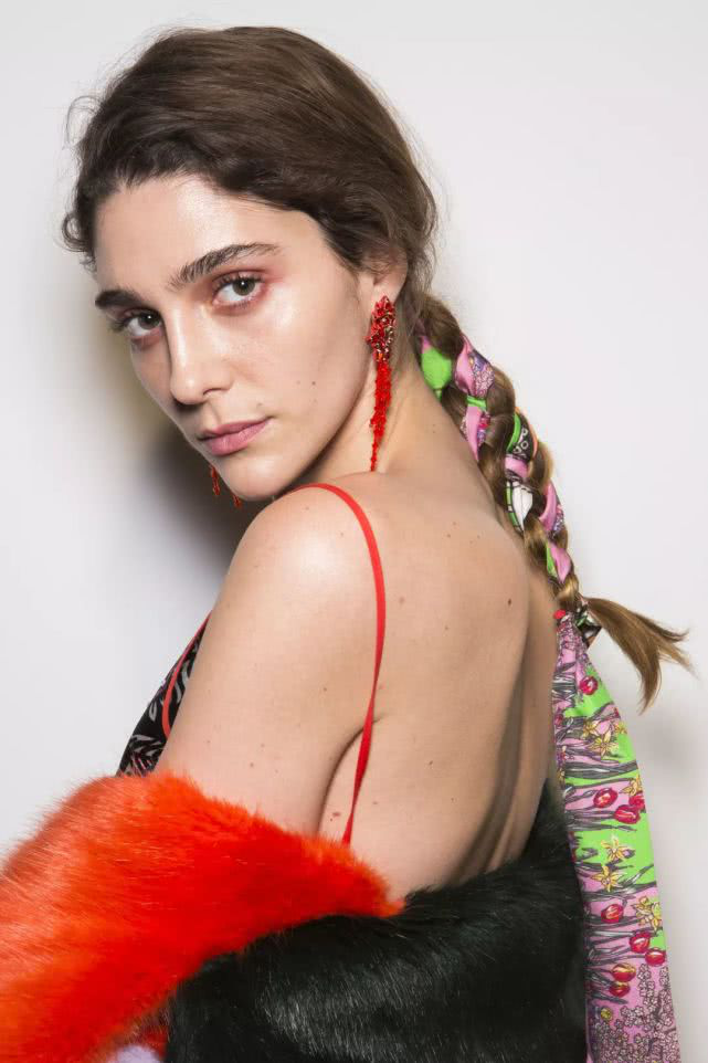 头巾麻花辫,也是在各大时装周频繁出现的发型,秀台上的超模们已经为