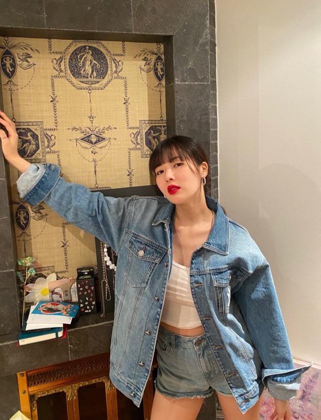 泫雅私服日常更新身穿深绿衬衫搭白色短裤怀抱贝斯显白又舒适