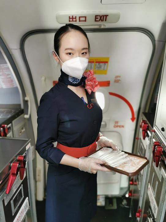 武汉首趟出港航班哽咽播报乘务员:荣幸见证武汉复苏
