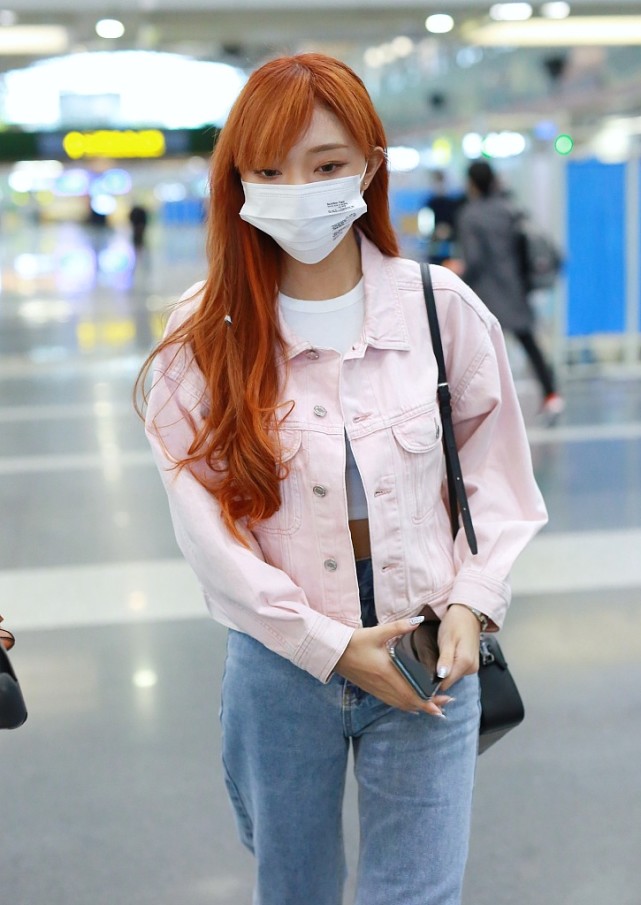 李紫婷街拍:夹克牛仔裤alexander mcqueen运动鞋|李紫婷|牛仔裤