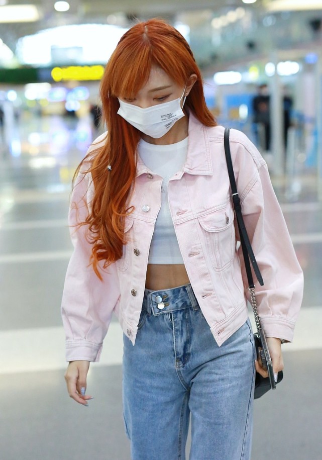 李紫婷街拍:夹克牛仔裤alexander mcqueen运动鞋|李紫婷|牛仔裤