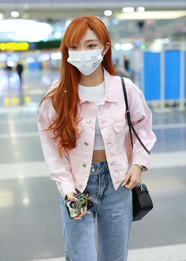 李紫婷街拍:夹克牛仔裤alexander mcqueen运动鞋|李紫婷|牛仔裤