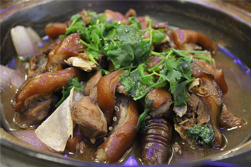 粤菜中有一道名菜叫"龙虎斗",又称"豹狸烩三蛇",这道菜正是以狸猫,蛇