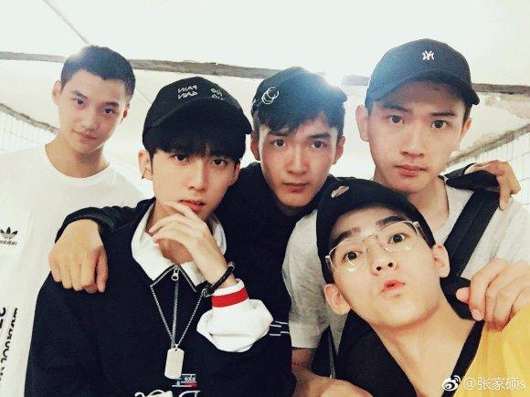 张家硕昨晚也发了条微博回应质疑,张家硕现在是北电的一名大三学生,和