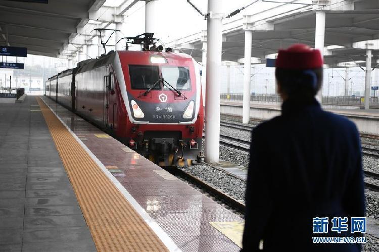 4月8日,武汉入渝旅客搭乘的z3次列车驶入重庆北站.