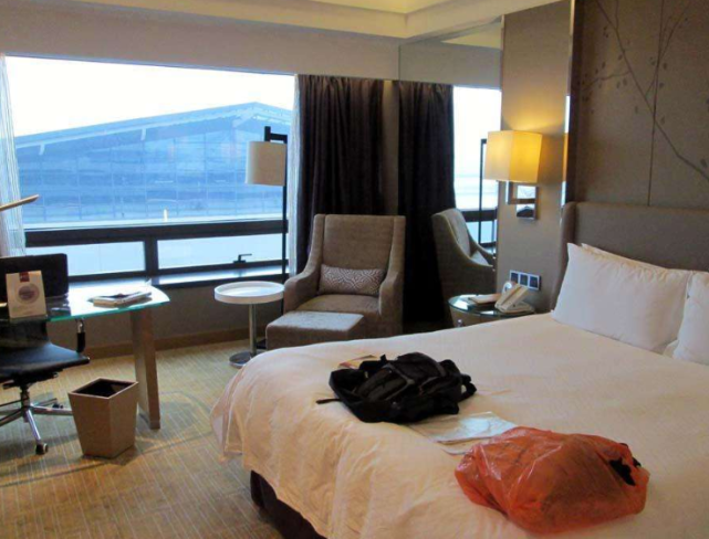 在酒店退房前,记得有3样东西要带走,否则只会让保洁阿姨捡便宜!