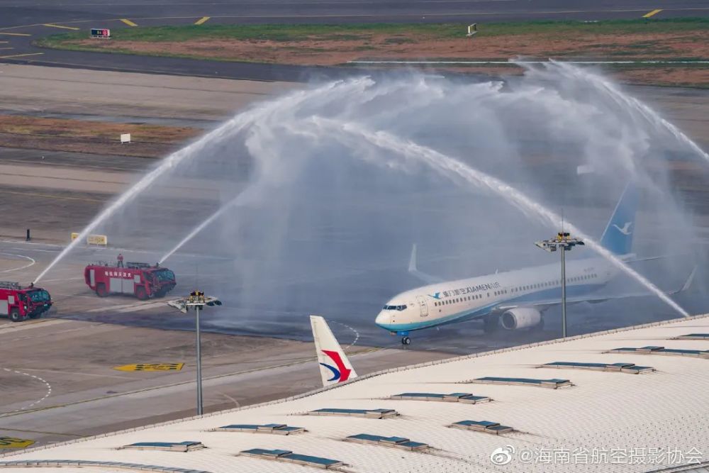 武汉解封后首架抵汉航班尊享"过水门"礼遇