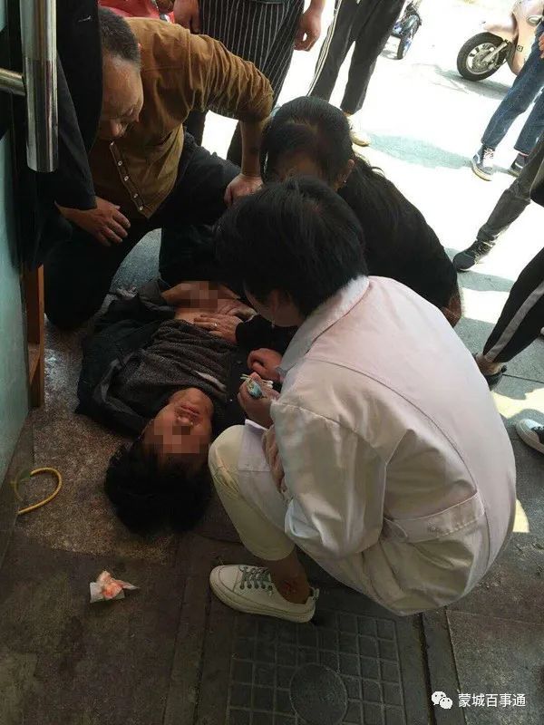 突发!蒙城一小伙鼻子出血,昏迷倒地,女子人工呼吸抢救