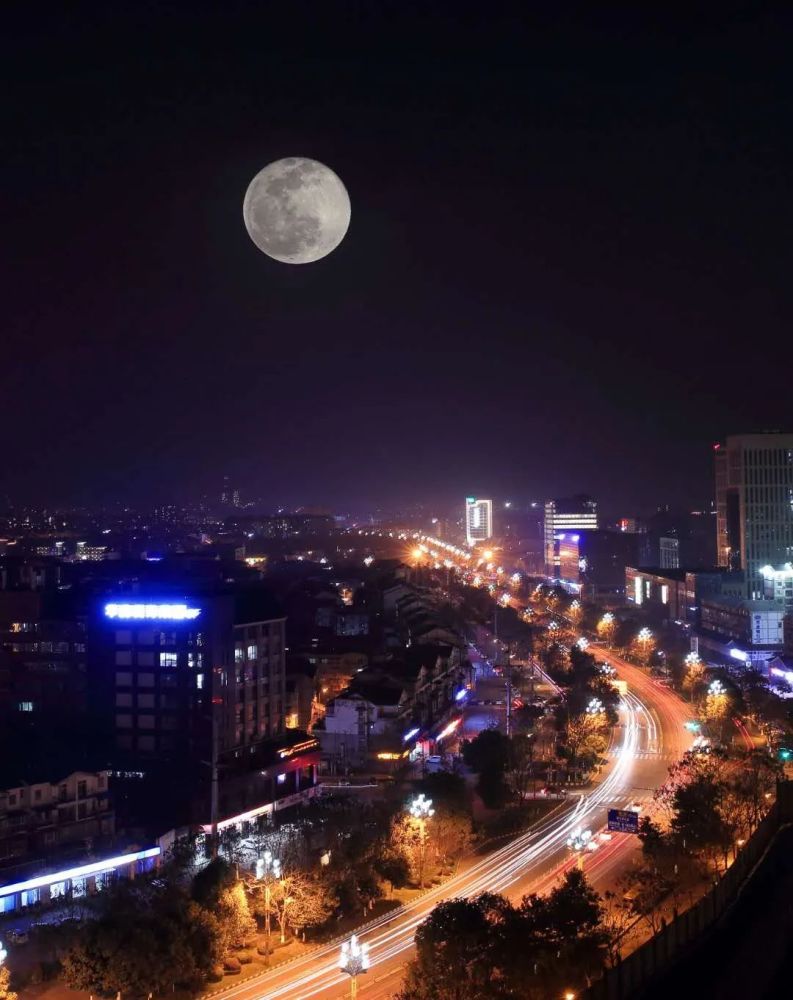 锦绣山河美光辉大地春超级月亮下的都江堰来了