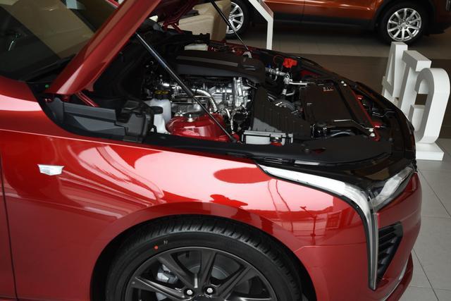 ct4的发动机舱前半部分非常空,发动机本体安装的位置非常靠后,相当大