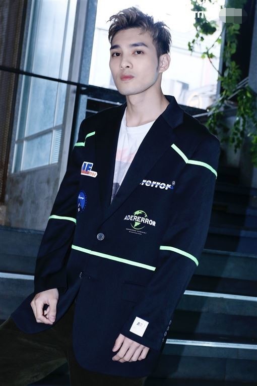 黄伟晋在台湾享有很高人气,出道将近8年,有"钢盔小王子"之称,在男团