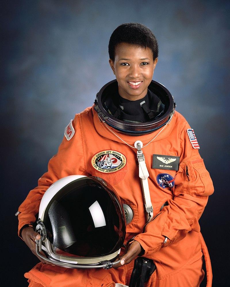 內科醫生和化學工程師的一名任務專家mae jemison,曾在奮進號航天飛機