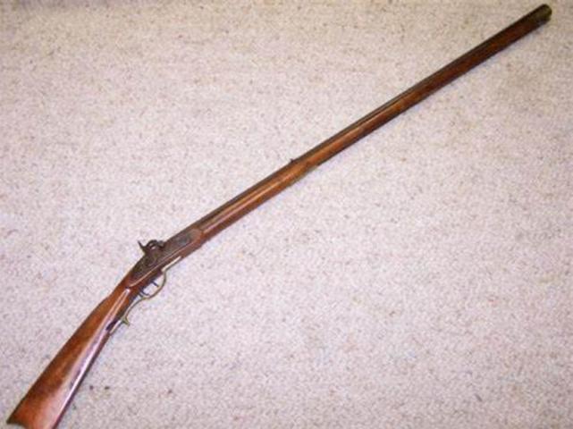 照片中这支武器名为kentucky long rifle(肯塔基长步枪),独立战争时期