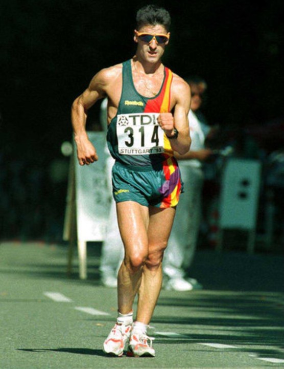 随后的1993年,他在斯图加特世锦赛上问鼎男子50公里竞走,夺冠成绩是3