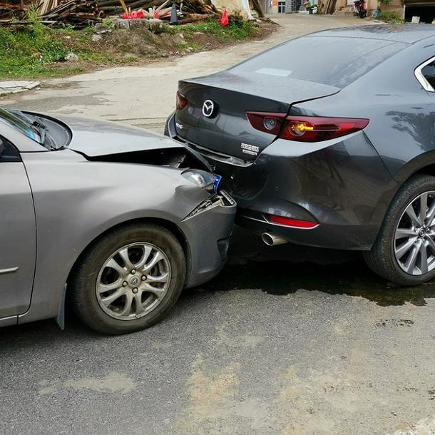 新昂克赛拉遭悦翔v3追尾网友马自达真是太牛了