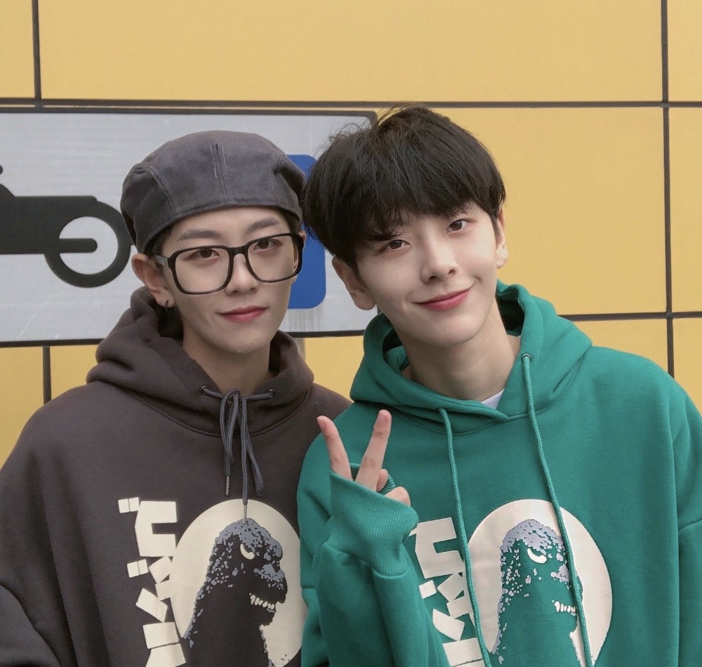 难得见刘梦穿女装,西装配百褶短裙俏皮可爱,私下却是个假小子_腾讯