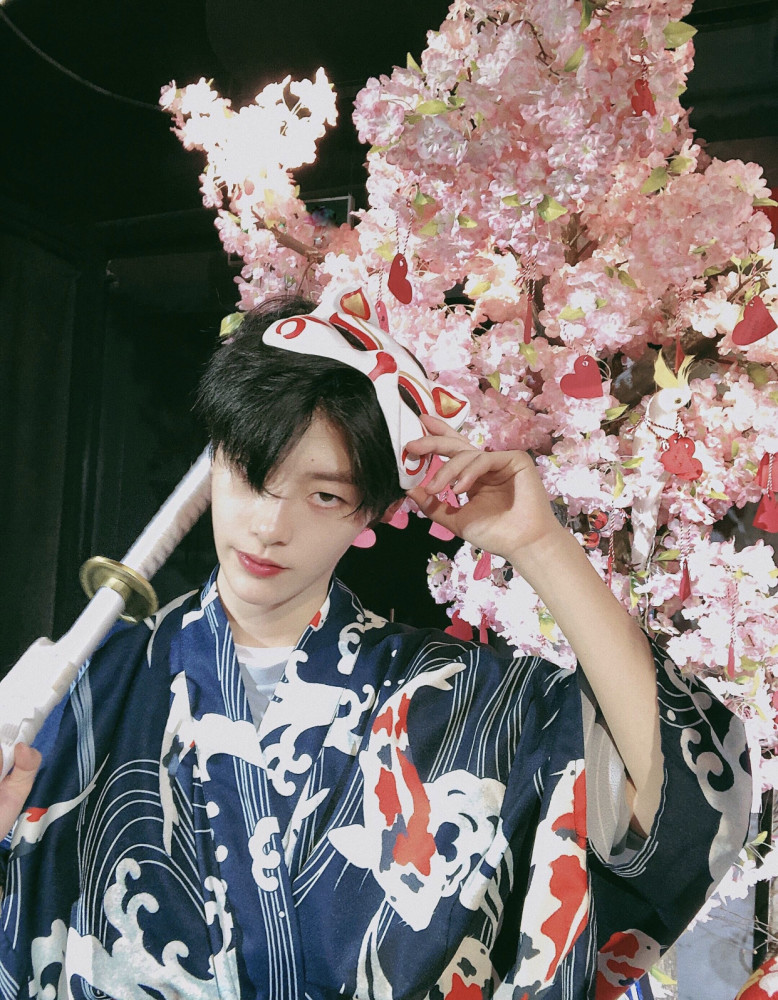 难得见刘梦穿女装,西装配百褶短裙俏皮可爱,私下却是个假小子_腾讯