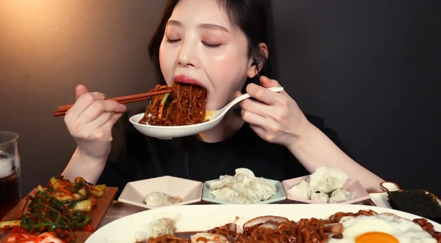 韩国吃播卡妹狂吸15包炸酱面,一盆放不下两盆装,展示大胃王实力