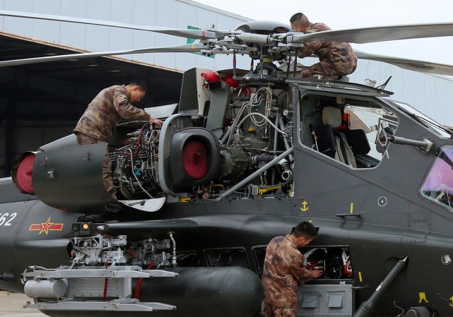 我陆航"铁鹰"一字排开检修,直10发动机舱细节曝光