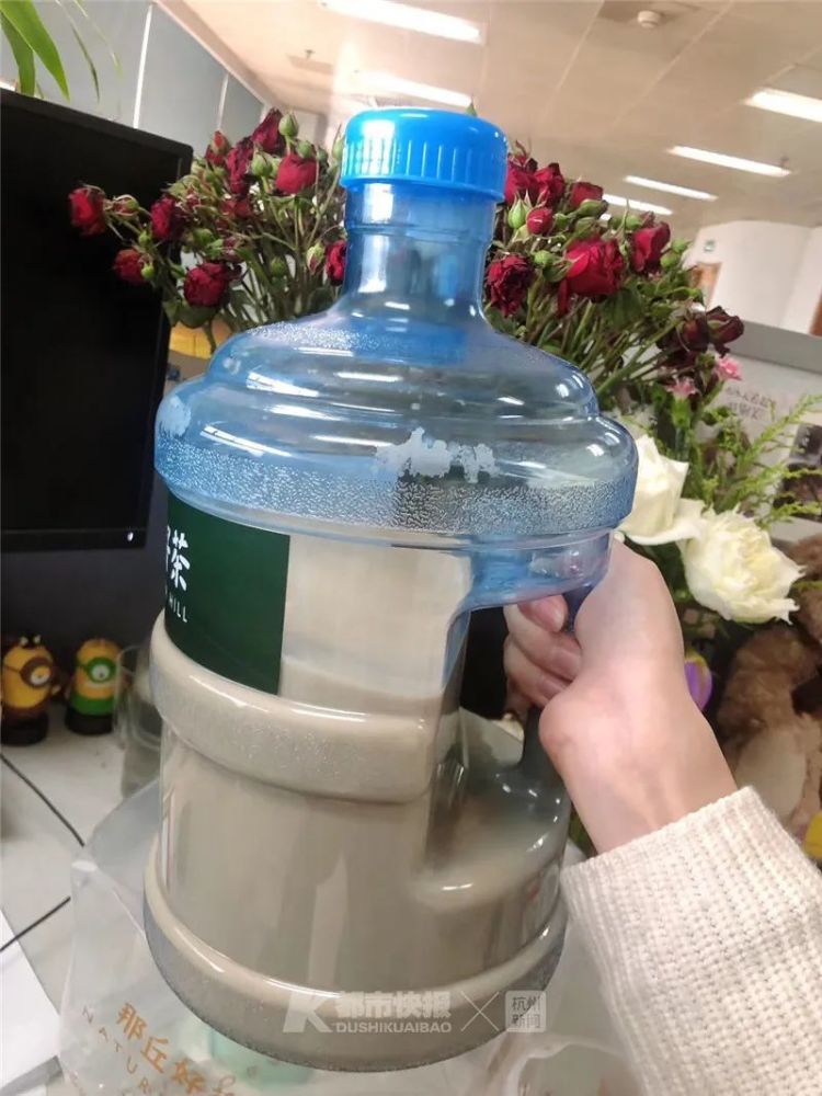 拉着小推车才把桶装奶茶运上楼的郑小姐,一到办公室,立即成为了全办公