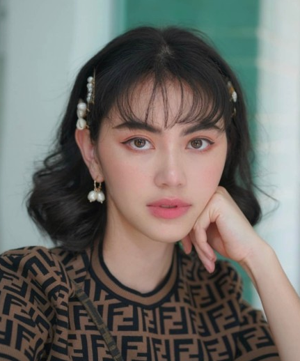 mai晒短发自拍优雅女神变冷酷小子真是高颜值任性玩造型