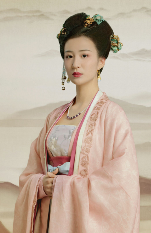 人的感觉十分的可爱,而且将整个头发都盘上去,显得王楚然的脸非常的小