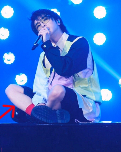 华晨宇粉丝带八倍镜追星鞋子大了袜子滑落还有啥看不出来