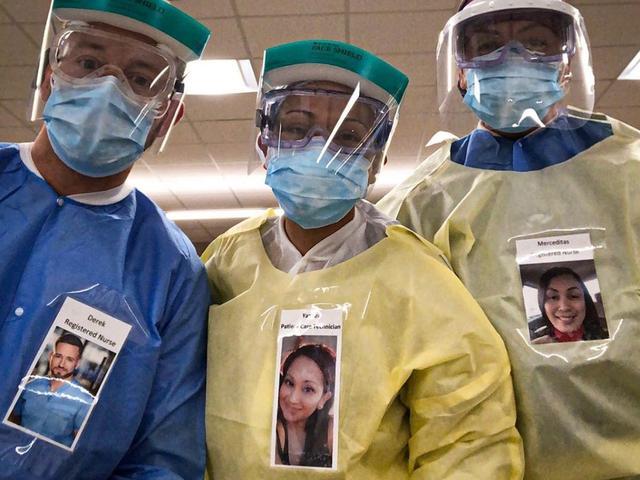美国医护人员把自己微笑照片贴在防护服上 以鼓励新冠患者