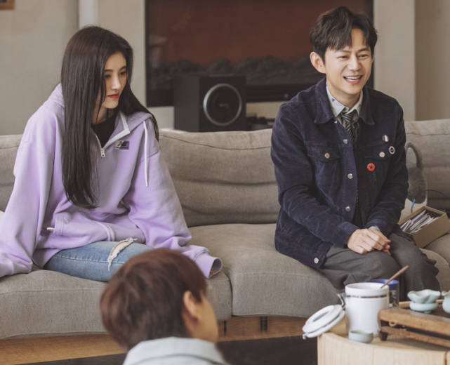 鞠婧祎的脸有多小当她戴上帽子时张新成仿佛开了大头特效