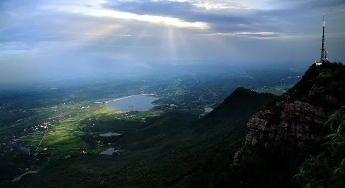 郎州司马刘禹锡在柳叶湖畔送客赋诗, 写下了"晴空一鹤排云上 便引诗情