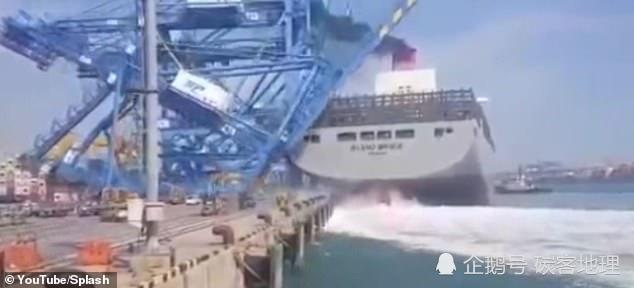 韩国釜山港被撞了 365米长集装箱货船靠泊时撞倒龙门起重机 釜山港 起重机 集装箱 货船 韩国 龙门