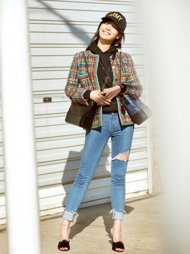 白百何挑战"羊毛卷发",黑衣配白裙气质高级,整个人就像洋娃娃