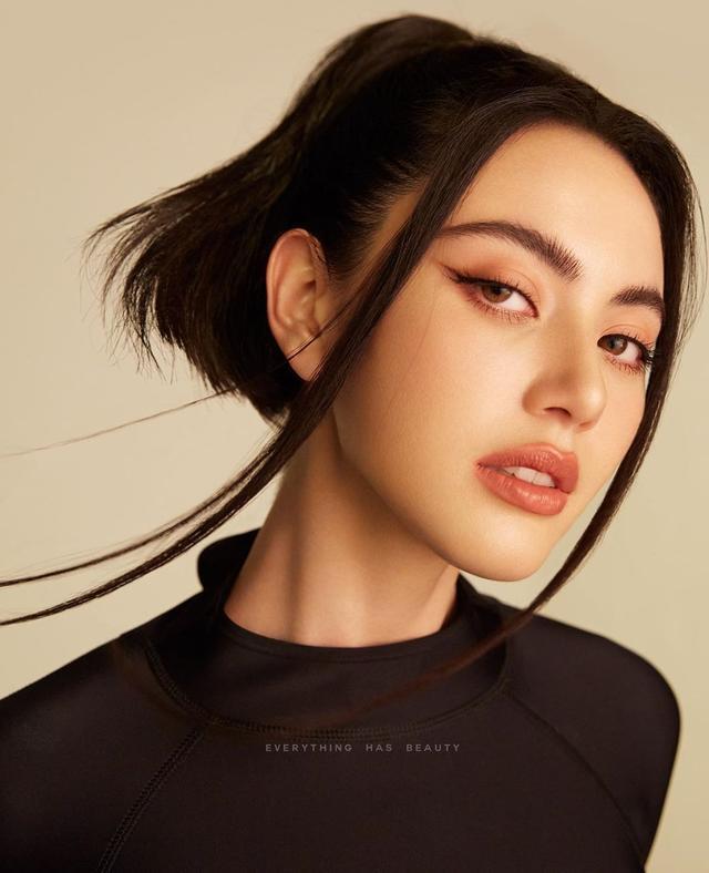 神级颜值 完美身材 好衣品,三重魅力加持,mai完美驾驭龙须刘海!