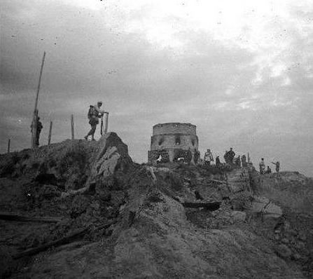 山东八路军咋打日军据点?从日伪手里买炸药,骗过门卫塞进炮楼