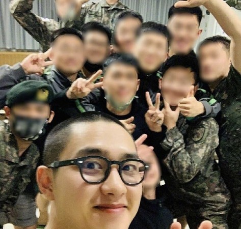 地在军服上留下了自己的签名,也特地在纸上写了「要健康,恭喜你退伍了