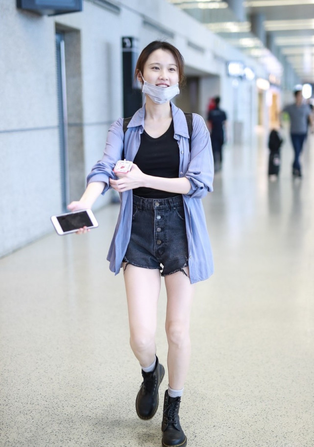 张慧雯成新晋"素颜女神",简约衬衫配t恤短裤,白皙长腿好抢镜