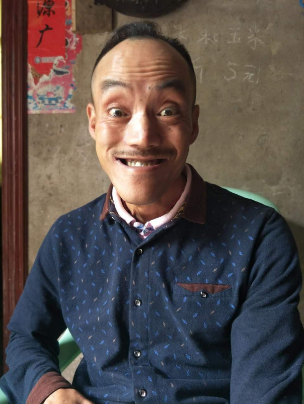 "光头强"一夜蹿红娶娇妻买奥迪,如今老婆弃之而去,跑摩的维生