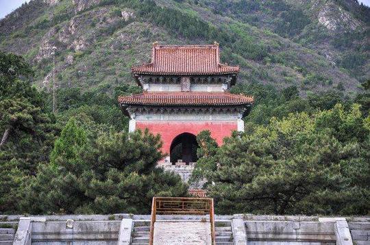 後兩座陵建於瀋陽東郊與北郊,規模宏大,唯永陵地處遼東深山,陵園很小