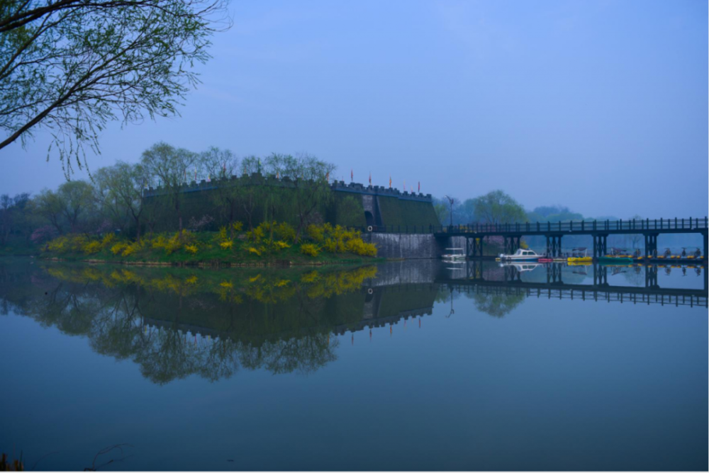 日出江花红胜火,春来江水绿如蓝…烟雨如梦,游人醉在江南风景中.